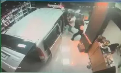 Otomobil, Oto Aksesuar Dükkanına Daldı; Kaza Kamerada