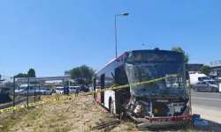 Belediye Otobüsü Ve Hafif Ticari Araç Çarpıştı: 1 Ölü, 9 Yaralı