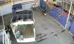 İş Yerinin Önünde Otururken Kamyonet Çarptı; Kaza Kamerada