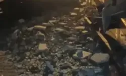 Fatih Laleli'de Mağazanın Çatısından Kopan Parçalar Sokağa Düştü