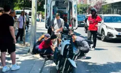Kontrolden Çıkan Motosiklet Elektrik Direğine Çarptı; 2 Yaralı