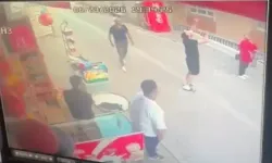 8'inci Kattan Düşen Yavru Kediyi Şemsiyeyle Kurtardılar