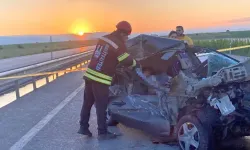 Otomobil, Kiraz Yüklü Kamyonete Çarptı: 3 Ölü, 3 Yaralı