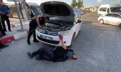Otomobilin Motor Kısmında Sıkışan Kediyi İtfaiye Kurtardı