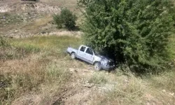 Kamyonet Dereye Uçtu: 2 Yaralı