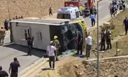 Çocuğa Çarpmamak İçin Şoförünün Manevra Yaptığı Özel Halk Otobüsü Devrildi