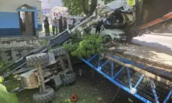 Dere Temizliğinde Köprü Çökünce Vinç, Yanındaki Otomobilin Üzerine Devrildi