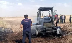 Mardin'de Tarlada Yanan Traktör, Kullanılamaz Hale Geldi