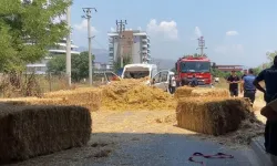 Köprüye Takılan TIR'daki Saman Balyaları, Minibüsün Üzerine Düştü; 1 Yaralı