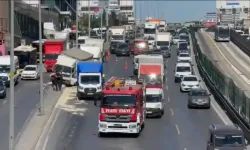 Kamyonet Aydınlatma Direğine Çarptı; Trafik Durma Noktasına Geldi