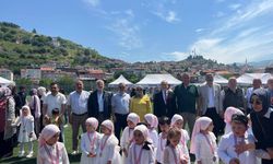 Minik Öğrencilerin Mezuniyet Coşkusu: Niksar'da 4-6 Yaş Kur'an Kursu Yıl Sonu Töreni Yapıldı