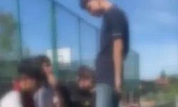 Bir Grup Çocuk, Arkadaşlarını Darbederken O Anları Kaydetti