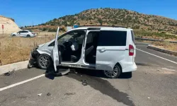 Gercüş’te Hafif Ticari Araç Refüje Çarptı