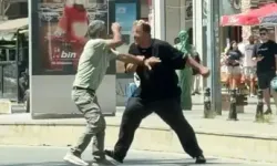 Antalya'da Tarihi Kapı Önünde Taşlı Ve Delici Aletli Kavga