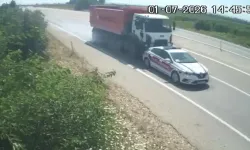 Kamyonun Arkadan Çarptığı Jandarma Trafik Aracındaki 2 Asker Hafif Yaralandı; Kaza Kamerada