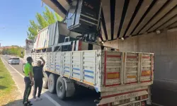Nevşehir’de İş Makinesi Yüklü TIR, Köprüde Sıkıştı