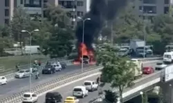 Kartal’da Seyir Halindeki Otomobil Alev Alev Yandı
