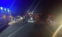 TIR İle Çarpışan Otomobildeki Çift İle Kızları Hayatını Kaybetti