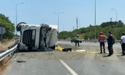 Arnavutköy'de Servis Minibüsüne Çarpan Hafriyat Kamyonu Devrildi