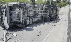 Şoförünün Direksiyon Hâkimiyetini Kaybettiği Kamyon Devrildi