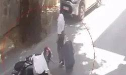 Devrilen Motosikletin Yayaya Çarptığı Kaza Kamerada
