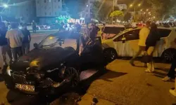 Otomobil, 2 Araca Çarptı; 2'si Polis 4 Yaralı