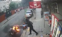 Yanan Motosiklete Marketin Önündeki Su Bidonlarıyla Müdahale Kamerada