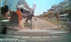 Motosikletin Otomobile Çarptığı Kaza Kamerada; 2 Yaralı