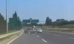 Otoyolda Otomobilin Bariyerlere Çarptığı Kaza Kamerada
