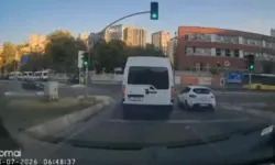 Otomobil Trafik Işığına Çarparak Savruldu; Kaza Kamerada