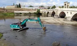 Debisi Düşen Tunca Nehri’nde Temizleme Çalışması