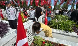 Hiç Görmediği Şehit Dayısının Mezar Taşındaki Fotoğrafını Öptü