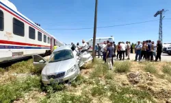 Tren, Hemzemin Geçitte Otomobile Çarptı: 3 Yaralı