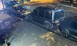 Otomobilin Park Halindeki Kamyonete Çarptığı Kaza Kamerada
