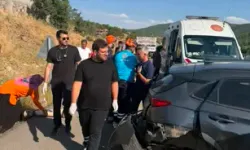Demir Bariyere Çarpan Otomobildeki 3 Kişi Yaralandı