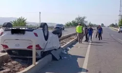 Devrilen Otomobildeki 2 Kişi Yaralandı
