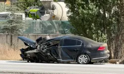 Ankara'da Otomobil Direğe Çarptı: 3 Yaralı