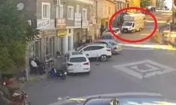Freni Boşalan Kamyonetin Park Halindeki Araçlara Çarptığı Kaza Kamerada