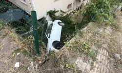 Otomobil Apartmanın Bahçesine Uçtu; 1 Yaralı