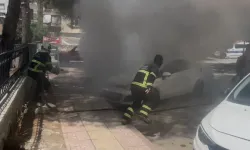 Siirt’te Park Halindeki İki Otomobil Yandı
