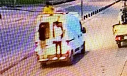 Minibüsün Arkasına Tutunup Üzerine Çıkan 3 Kişinin Tehlikeli Yolculuğu Kamerada