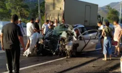 Otomobille Kamyon Çarpıştı; Efe Mert Öldü, Anne Ve Babası Ağır Yaralandı