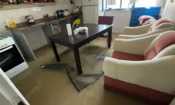 Vana Patladı Daireyi Su Bastı; Kovalarla Tahliye Ettiler