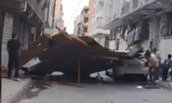 Çocuklar Fırtınada Uçan Çatının Altında Kalmaktan Son Anda Kurtuldu