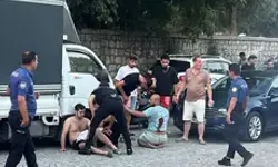 Trafikte Yol Verme Kavgasında 4 Kişiyi Bıçakladı; Polis Havaya Ateş Açtı