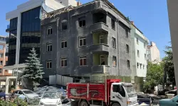 Atıl Haldeki Hastane Binasının Dış Cephesi Çöktü, 2 Otomobil Hasar Gördü
