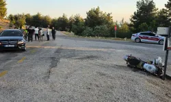 Otomobil İle Çarpışan Motosikletteki 2 Kişi Yaralandı