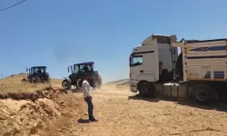 Mardin’de, Toprak Yolda Mahsur Kalan TIR Kurtarıldı