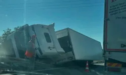 TIR, Refüjdeki Bariyerlere Çarpıp Devrildi; 1 Yaralı