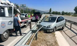 Bariyerlerin Arasına Giren Otomobildeki 6 Kişi Yaralandı